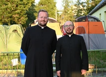 Jedni idą, drudzy wspierają ich w drodze