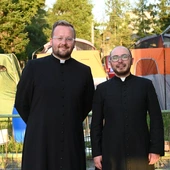 Jedni idą, drudzy wspierają ich w drodze