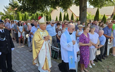 Bp Solarczyk poświęcił koronę składającą się z 700 krzyży