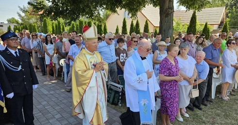 Bp Solarczyk poświęcił koronę składającą się z 700 krzyży