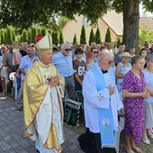 Bp Solarczyk poświęcił koronę składającą się z 700 krzyży