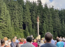 Podczas poświęcenia kolumny ku czci Maryi Królowej Gór.