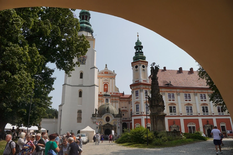 8. Pielgrzymka Wspólnot Żywego Różańca i Czcicieli Matki Bożej do Henrykowa