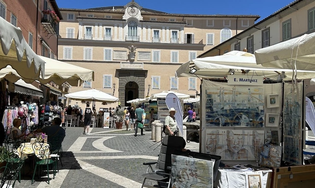 Castel Gandolfo. Plac przed papieskim pałacem