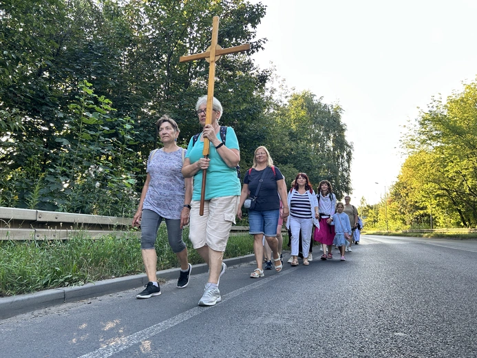 Piekary kobiet 2025. Pątniczki w drodze na piekarskie wzgórze