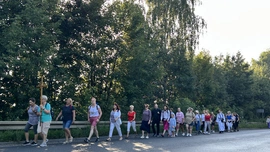 Piekary kobiet 2025. Pątniczki w drodze na piekarskie wzgórze