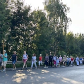 Piekary kobiet 2025. Pątniczki w drodze na piekarskie wzgórze