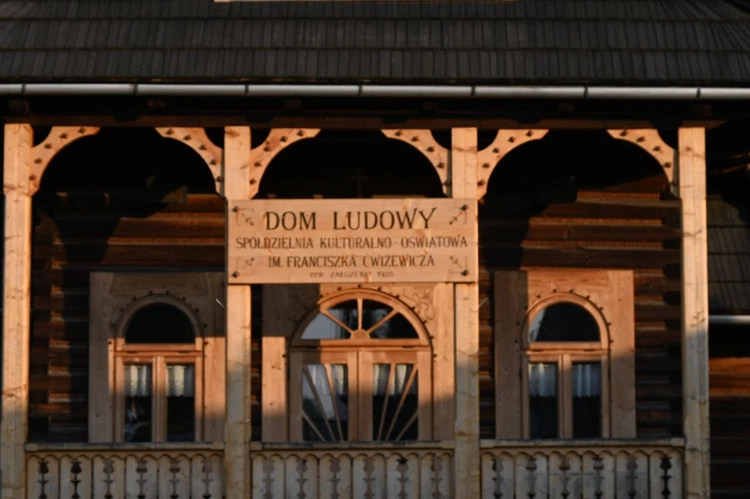 Między niebem a ziemią 