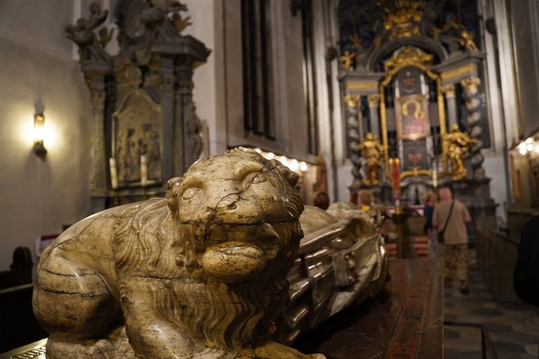 Z Matką Bożą po katedrze wrocławskiej