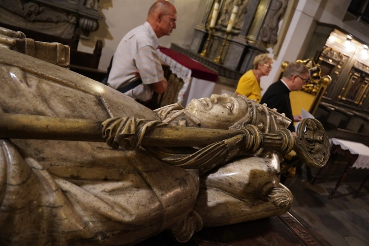 Z Matką Bożą po katedrze wrocławskiej