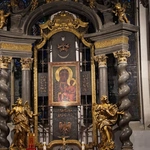 Z Matką Bożą po katedrze wrocławskiej