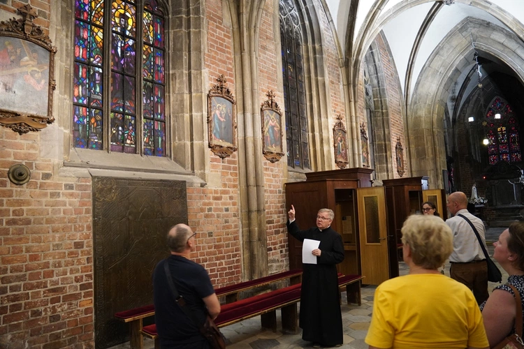 Z Matką Bożą po katedrze wrocławskiej