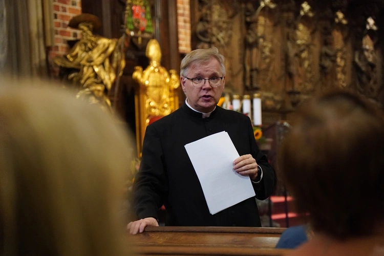 Z Matką Bożą po katedrze wrocławskiej