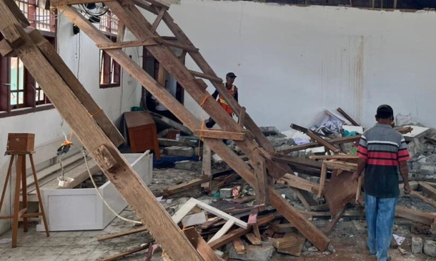 Zniszczenia po trzęsieniu ziemi na Sulawesi