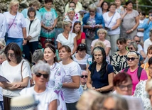 Uczestniczki pielgrzymki  na piekarskim wzgórzu. 