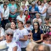 Uczestniczki pielgrzymki  na piekarskim wzgórzu. 