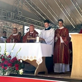 Bp Roman Pindel powitał bp. Kazimierza Górnego i wszystkich pielgrzymów.