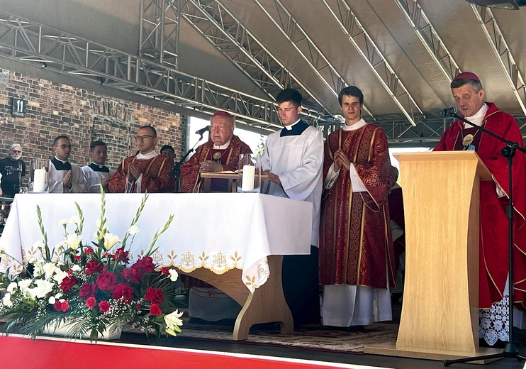 Bp Roman Pindel powitał bp. Kazimierza Górnego i wszystkich pielgrzymów.