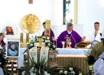 Msza św. przy trumnie budowniczego świątyni.