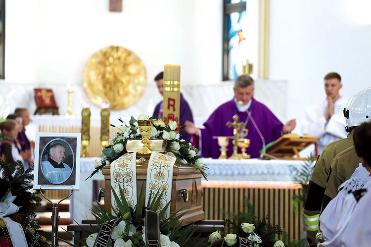 Msza św. przy trumnie budowniczego świątyni.