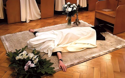 W części kaplicy za klauzurą s. Rut modli się podczas Litanii do Wszystkich Świętych przed złożeniem profesji wieczystej.