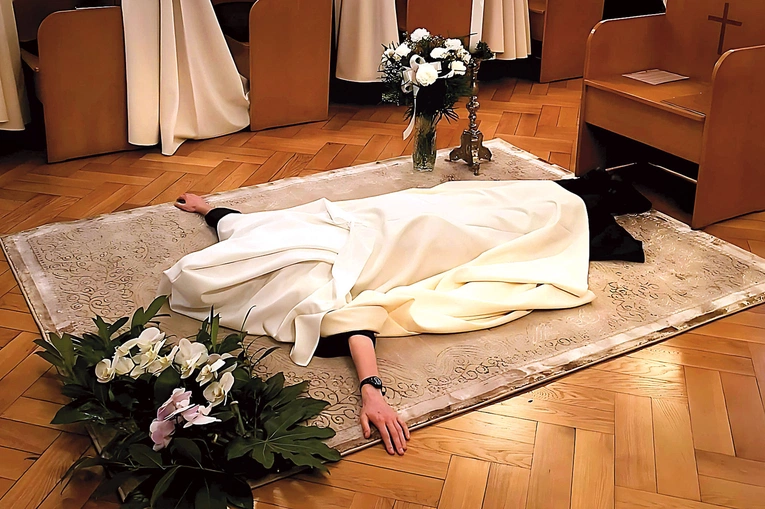 W części kaplicy za klauzurą s. Rut modli się podczas Litanii do Wszystkich Świętych przed złożeniem profesji wieczystej.