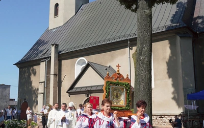 Na sumę odpustową obraz wyjmowany jest z głównego ołtarza. Mieszkanki Glinicy, ubrane w ludowe stroje, w procesji uroczyście przeniosły go do ołtarza polowego na zewnątrz kościoła, gdzie sprawowana była Eucharystia. Zgodnie ze zwyczajem, chlebem i kwiatami witała sołtys Lubecka z delegacją. 