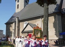 Na sumę odpustową obraz wyjmowany jest z głównego ołtarza. Mieszkanki Glinicy, ubrane w ludowe stroje, w procesji uroczyście przeniosły go do ołtarza polowego na zewnątrz kościoła, gdzie sprawowana była Eucharystia. Zgodnie ze zwyczajem, chlebem i kwiatami witała sołtys Lubecka z delegacją. 