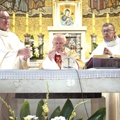 Jubileuszowa Msza św. ks. Piotra Smolki w kościele św. Andrzeja w Zabrzu.  Obok ks. Józef Kara (po lewej) i o. Mieczysław Kożuch, jezuita. 