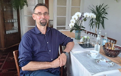 Robert Tokarczyk – niegdyś w niewoli alkoholizmu,  dziś pomaga innym znaleźć drogę  do wolności. 