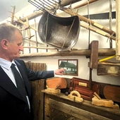 Michał Kobiela o każdym eksponacie może wiele powiedzieć.             