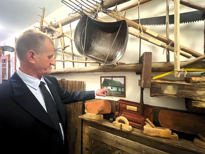 Michał Kobiela o każdym eksponacie może wiele powiedzieć.             