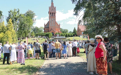Odpustowa Eucharystia sprawowana jest na placu przed sanktuarium.