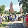 Odpustowa Eucharystia sprawowana jest na placu przed sanktuarium.