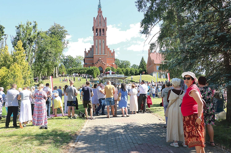 Odpustowa Eucharystia sprawowana jest na placu przed sanktuarium.