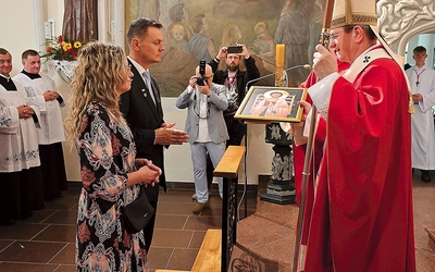W czasie liturgii luzinianie zabrali ze sobą pobłogosławione wizerunki rzymskiego świętego.
