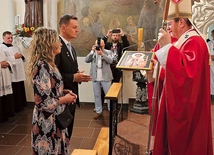 W czasie liturgii luzinianie zabrali ze sobą pobłogosławione wizerunki rzymskiego świętego.