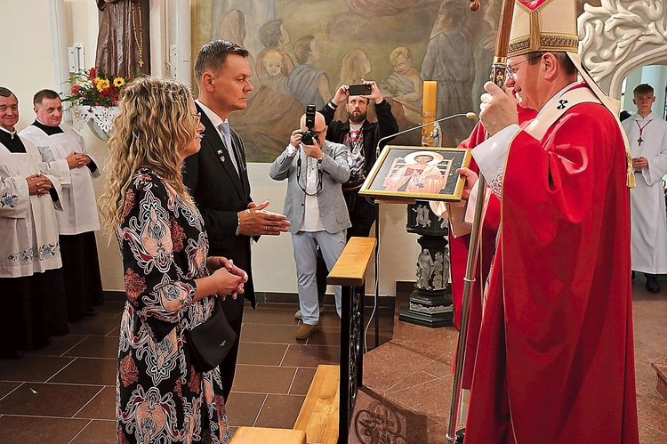 W czasie liturgii luzinianie zabrali ze sobą pobłogosławione wizerunki rzymskiego świętego.