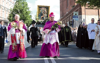 Uroczystościom w Piekarach Śląskich przewodniczył abp Antonio Guido Filipazzi. Uczestniczki powitał bp Marek Szkudło. 