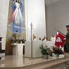 Wniesienie sztandaru Wojska Polskiego na początku Eucharystii.