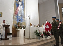 Wniesienie sztandaru Wojska Polskiego na początku Eucharystii.