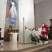 Wniesienie sztandaru Wojska Polskiego na początku Eucharystii.