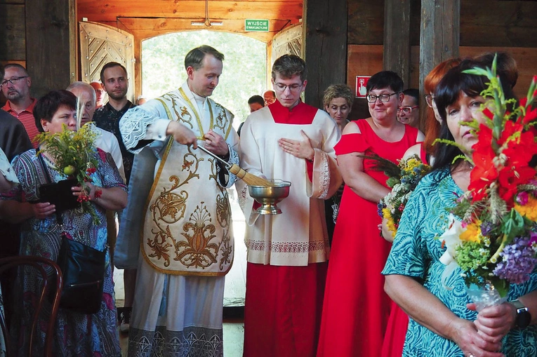 Święcenie bukietów podczas uroczystości odpustowych.