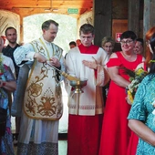 Święcenie bukietów podczas uroczystości odpustowych.