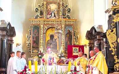 Uroczystej Mszy św. jubileuszowej przewodniczył bp Wojciech Osial, który także poświęcił odnowione ołtarze i ambonę.