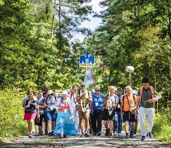 Pielgrzymi idą ze swoimi intencjami. – Każdy kilometr był modlitwą o pokój w sercu. Na początku trochę wymuszoną, ale z każdym dniem coraz szczerzej wypowiadaną – mówi jeden z nich, Marek.