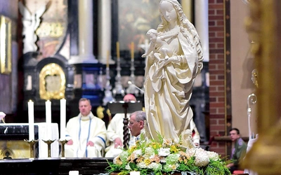 Figura  Matki Bożej, Gwiazdy Morza,  którą wierni niosą z archikatedry do portu.