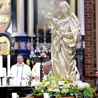 Figura  Matki Bożej, Gwiazdy Morza,  którą wierni niosą z archikatedry do portu.
