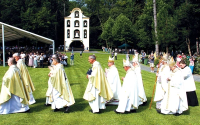 Procesja wejścia podczas sumy odpustowej. 