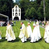 Procesja wejścia podczas sumy odpustowej. 
